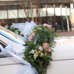 Inspiratiefoto uit ons klantenarchief van bv een prachtig versierde trouwauto met bloemenboeket en bruiloftsaankleding.